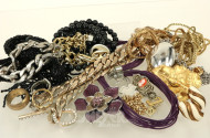 Konvolut Modeschmuck, u.a. Armband, Ketten, Ring etc.