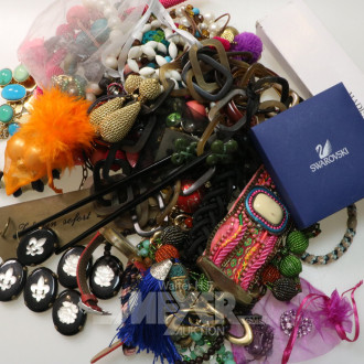 Gr. Konvolut Modeschmuck, best. aus. Ketten, Armbänder, Ohrhänger etc.