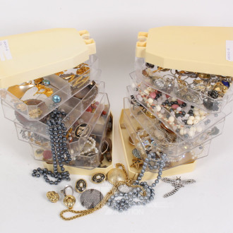 2 Modeschmuck-Drehgestelle mit Inhalt: div. Modeschmuck