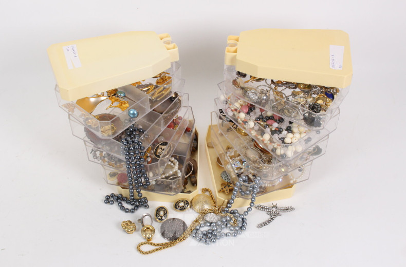 2 Modeschmuck-Drehgestelle mit Inhalt: div. Modeschmuck