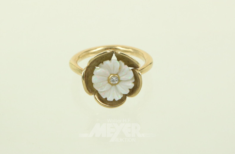 Damenring, besetzt mit 1 Opalblüte und 1 kl. Diamanten
