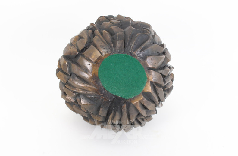 schwere Skulptur "Durchbrochene Kugel mit Kreuz"