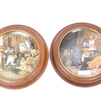 Paar Wandteller 'spielende Kätzchen', jew. im Holzrahmen