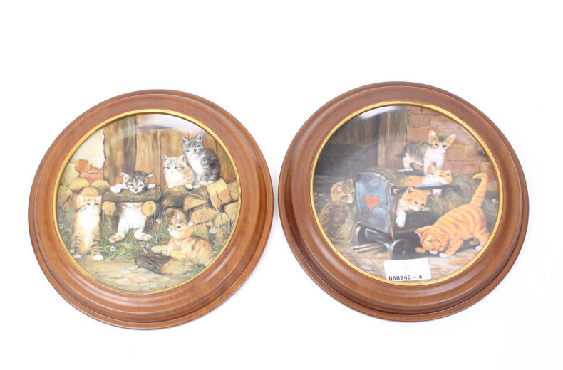 Paar Wandteller 'spielende Kätzchen', jew. im Holzrahmen