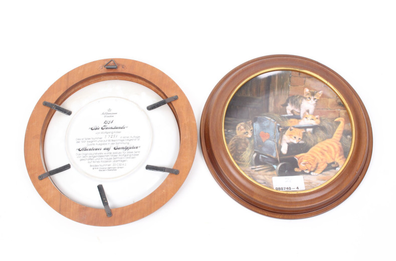 Paar Wandteller 'spielende Kätzchen', jew. im Holzrahmen