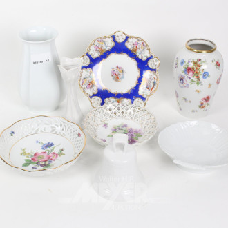 Posten Porzellan, best. aus: Vasen, Leuchter, Glocke u. Schalen