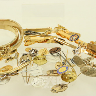 Posten Krawattenklammern und Anstecknadeln