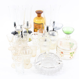 Konvolut Gläser und Deckeldosen