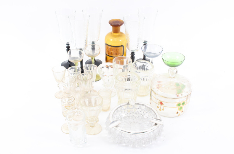 Konvolut Gläser und Deckeldosen