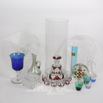 Posten Glas- und Kristalldekorationen, u.a. Vasen, Karaffen, Kuchenplatten etc.