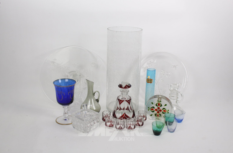 Posten Glas- und Kristalldekorationen, u.a. Vasen, Karaffen, Kuchenplatten etc.