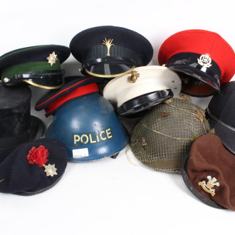 10 Uniformmützen u.a.  GB, Irland, USA