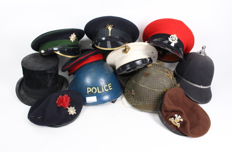10 Uniformmützen u.a.  GB, Irland, USA