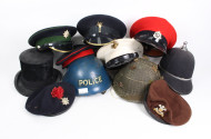 10 Uniformmützen u.a.  GB, Irland, USA