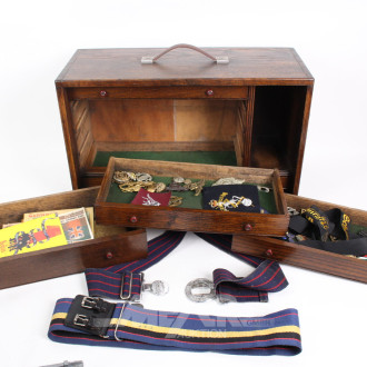 Schubladenkasten mir div. Auszeichnungen und historischen Memorabilia