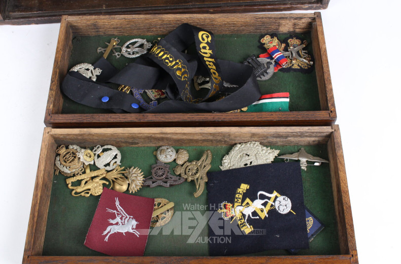 Schubladenkasten mir div. Auszeichnungen und historischen Memorabilia