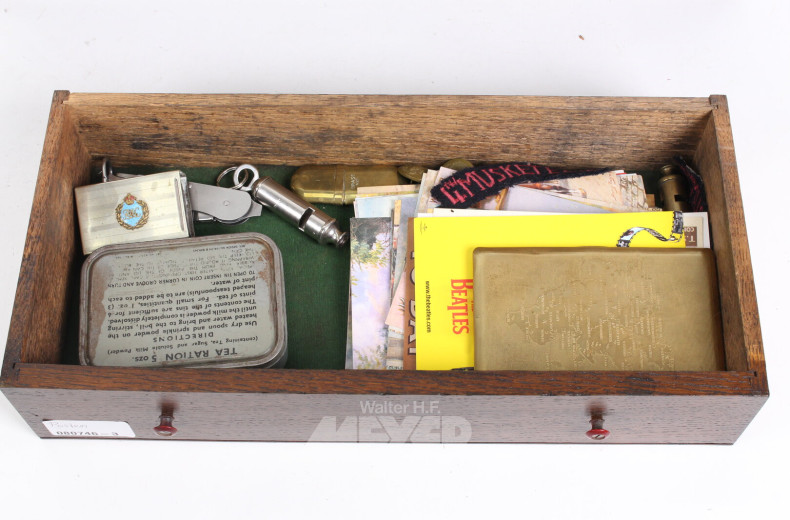 Schubladenkasten mir div. Auszeichnungen und historischen Memorabilia