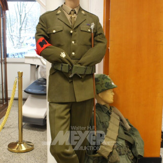 2 Schaufensterpuppen (unvollständig) mit Militäruniform