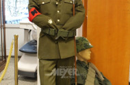 2 Schaufensterpuppen (unvollständig) mit Militäruniform