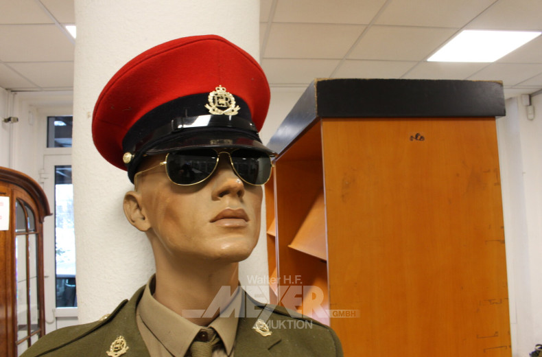 2 Schaufensterpuppen (unvollständig) mit Militäruniform