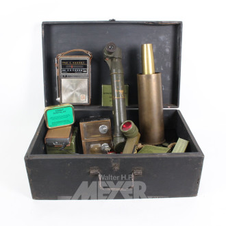 Holzkiste mit militärischer Ausrüstung u.a. Periskop, Weltemfpänger ,