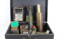 Holzkiste mit militärischer Ausrüstung u.a. Periskop, Weltemfpänger ,