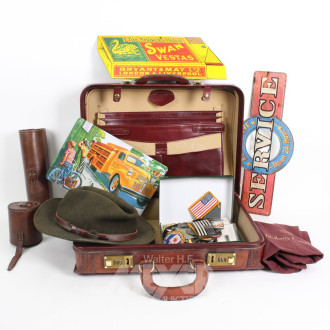 kl. Reisekoffer, Leder mit div. militärischen Aplikationen