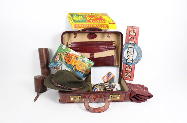 kl. Reisekoffer, Leder mit div. militärischen Aplikationen