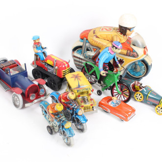 Konvolut Blechspielzeug: Autos, Motorräder, Trakto