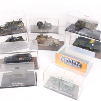 Konvolut militärische Modell-Autos jeweils im Schaukasten