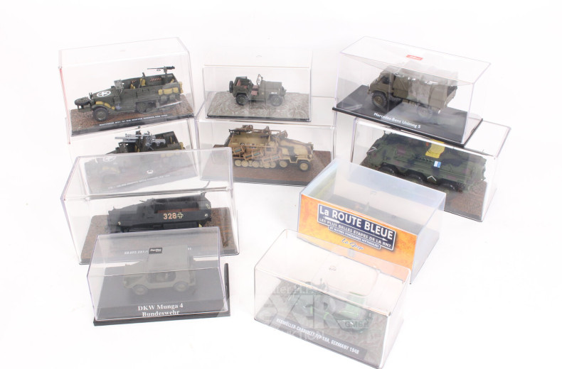 Konvolut militärische Modell-Autos jeweils im Schaukasten