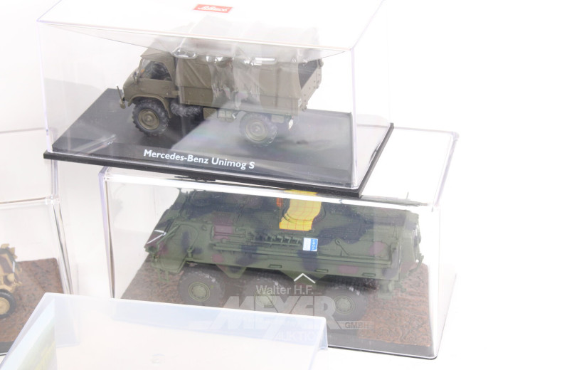 Konvolut militärische Modell-Autos jeweils im Schaukasten