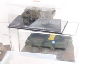 Konvolut militärische Modell-Autos jeweils im Schaukasten