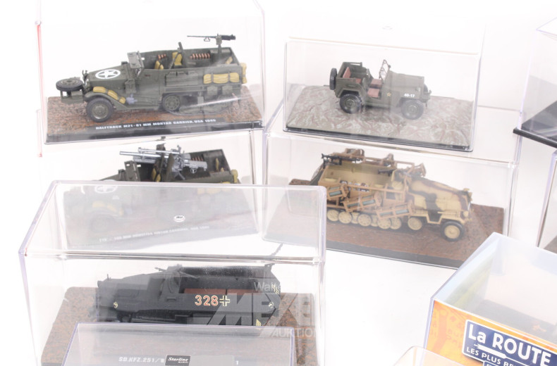 Konvolut militärische Modell-Autos jeweils im Schaukasten