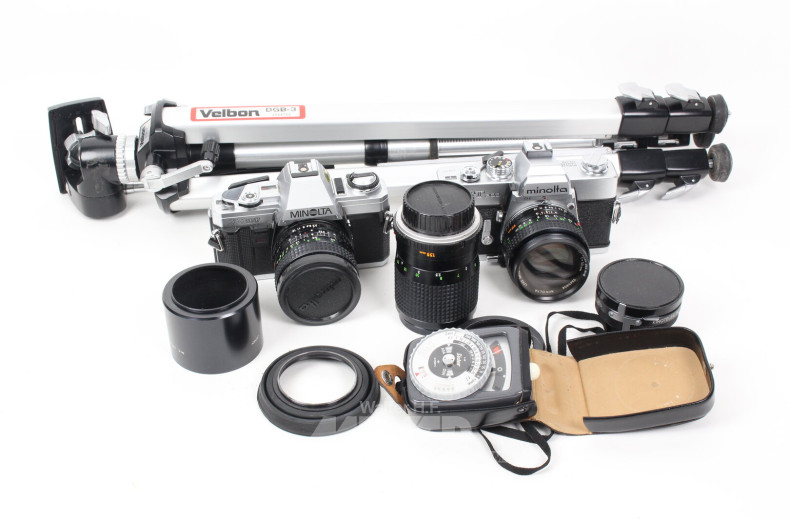 2 Fotoapparate inkl. Zubehör und 1 Stativ