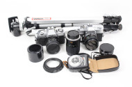2 Fotoapparate inkl. Zubehör und 1 Stativ