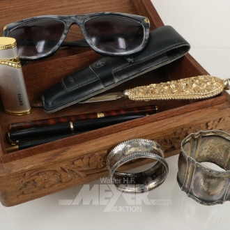 Holzschatulle mit Schreibgeräten, Sonnenbrille, Brieföffner, Feuerzeug