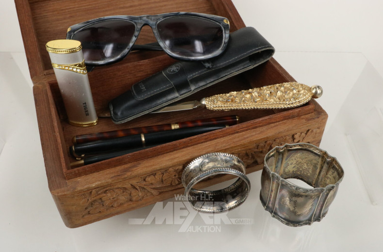 Holzschatulle mit Schreibgeräten, Sonnenbrille, Brieföffner, Feuerzeug