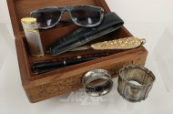 Holzschatulle mit Schreibgeräten, Sonnenbrille, Brieföffner, Feuerzeug