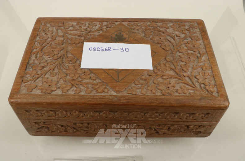 Holzschatulle mit Schreibgeräten, Sonnenbrille, Brieföffner, Feuerzeug