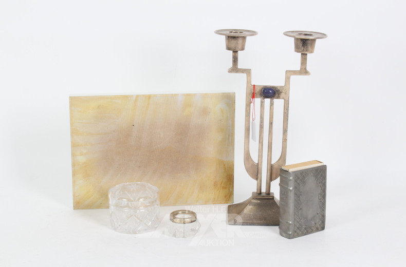 Posten Dekorationen, best. aus:  Kristallvase, Streichholzschachtel, Kerzenleuchter, beschädigt