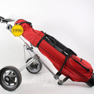 Golftasche mit Schläger, auf Trolley