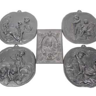 5 gusseiserne Motivplatten mit Putti