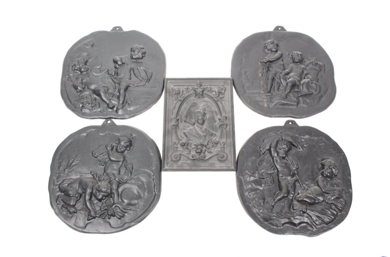 5 gusseiserne Motivplatten mit Putti