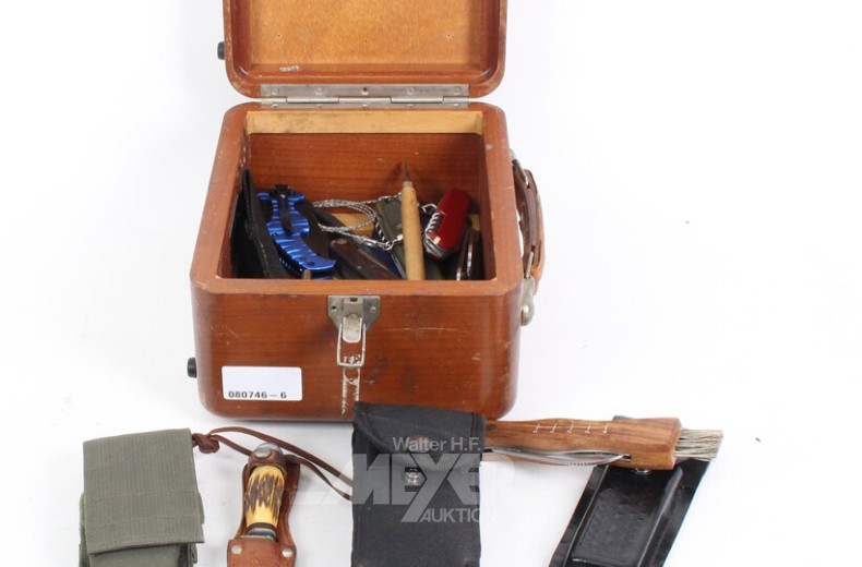 Holzschatulle mit div. Messern