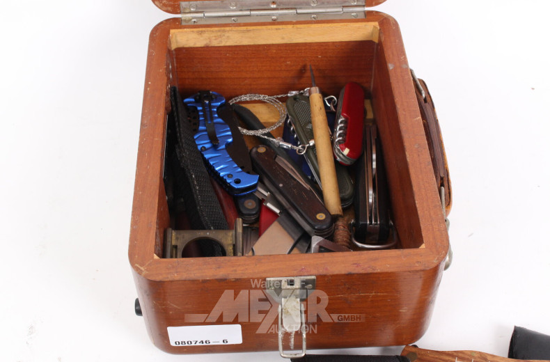 Holzschatulle mit div. Messern