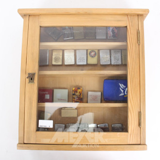 kl. Schauvitrine, Weichholz mit div. Feuerzeugen