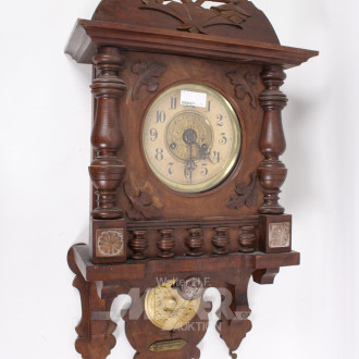 Wanduhr im Gründerzeitstil, Mahagoni, mit gr. Rundpendel