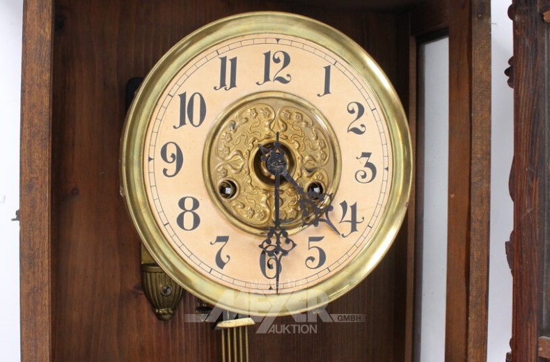 Wanduhr im Gründerzeitstil, Mahagoni, mit gr. Rundpendel