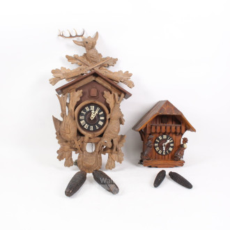 2 Schwarzwälder Kuckucksuhren, teilw. mit Schnitzwerk